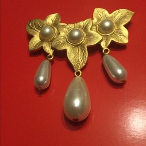 Vintage Gold brooch pin with pearls